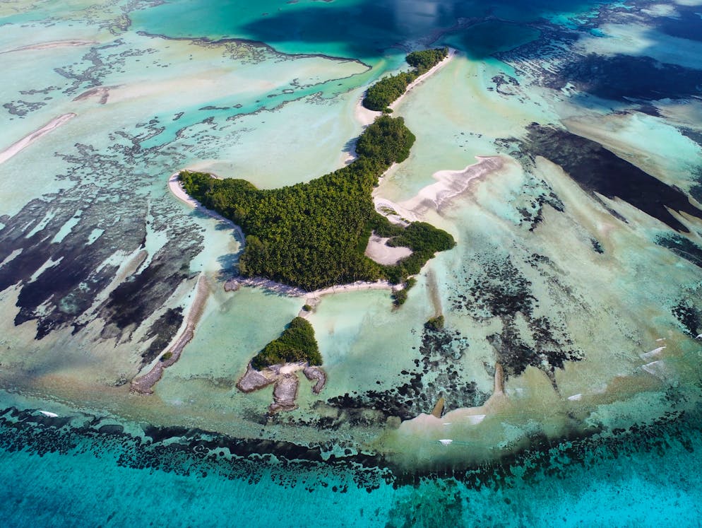 «Wasserwelten»: Ornella Weideli erforscht Haie. Das unbewohnte St. Joseph Atoll, Seychellen, aus der Vogel-Perspektive.