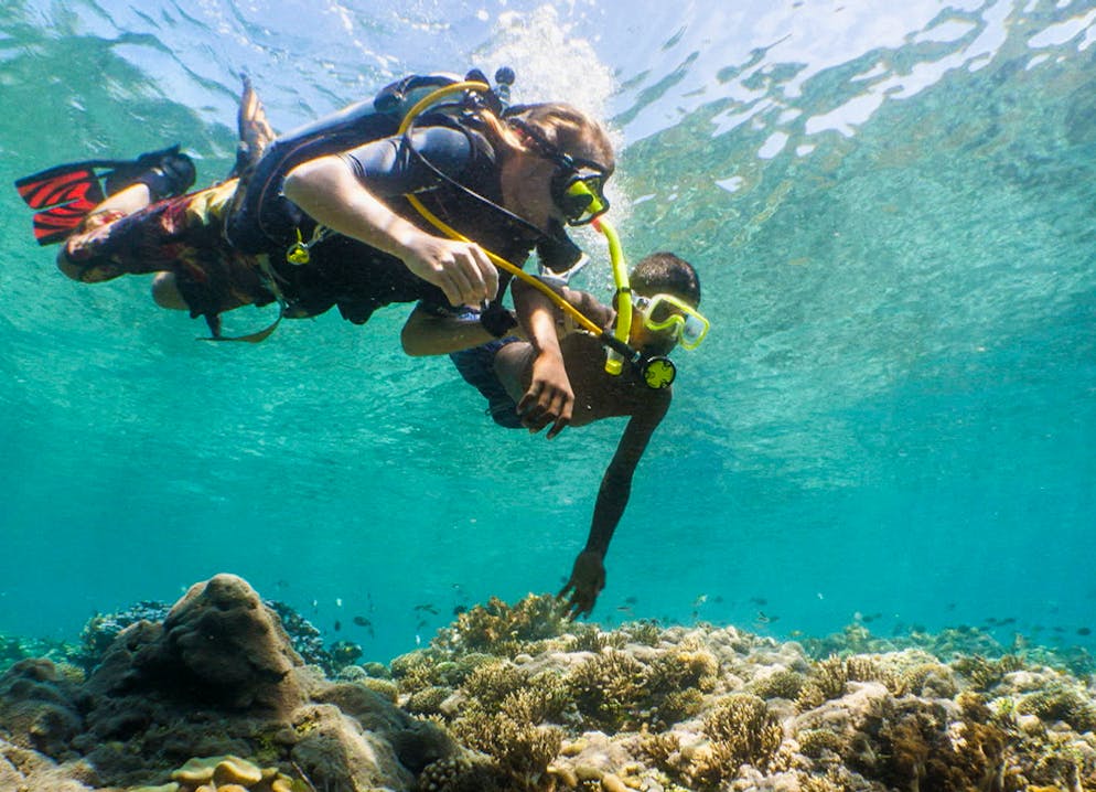 «DOK»-Serie «Wasserwelten». Als Umwelterzieher und Englischlehrer wappnet er die einheimischen Kinder für den anstehenden Tourismusboom, indem er sie spielerisch für eine intakte Natur sensibilisiert.