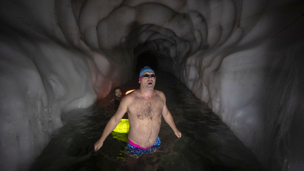 Die perfekte Erfrischung. Eisbad bei Null Grad: Schwimmen in der Gletscherhöhle