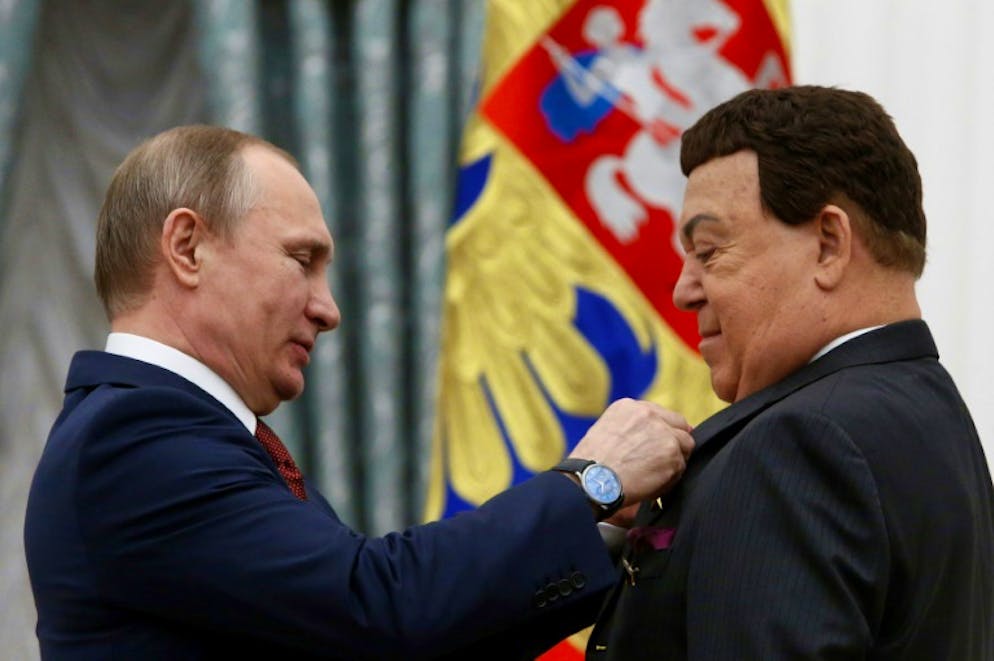 Le président russe Vladimir Poutine remet à Iossif Kobzon la médaille de Héros du travail. Le 30 avril 2016.