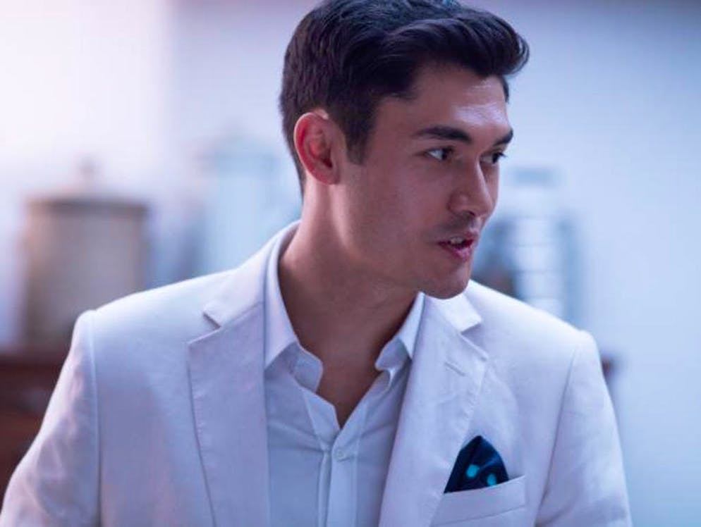 Nick (Henry Golding) est l’un des célibataires les plus riches de Singapour.