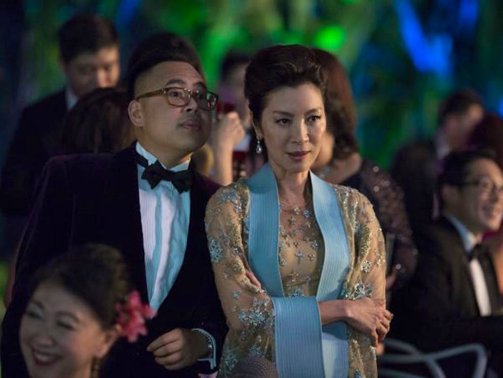 Eleanor, la mère de Nick (Michelle Yeoh, ici avec Nico Santos), n’apprécie pas vraiment Rachel.