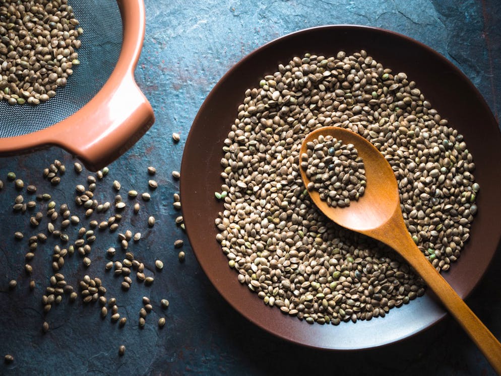 Multitalent statt Droge: Diese Hanfprodukte sollten Sie ausprobieren. Hanfsamen finden Sie inzwischen in vielen Lebensmittelläden. Sie sind gerade für Veganer sehr gut geeignet, da sie eine hervorragende Proteinquelle sind. Aber auch geschmacklich machen sie etwas her: Gerade Salat oder Bowls ergänzen sie perfekt mit ihrem süsslich-nussigem Geschmack.