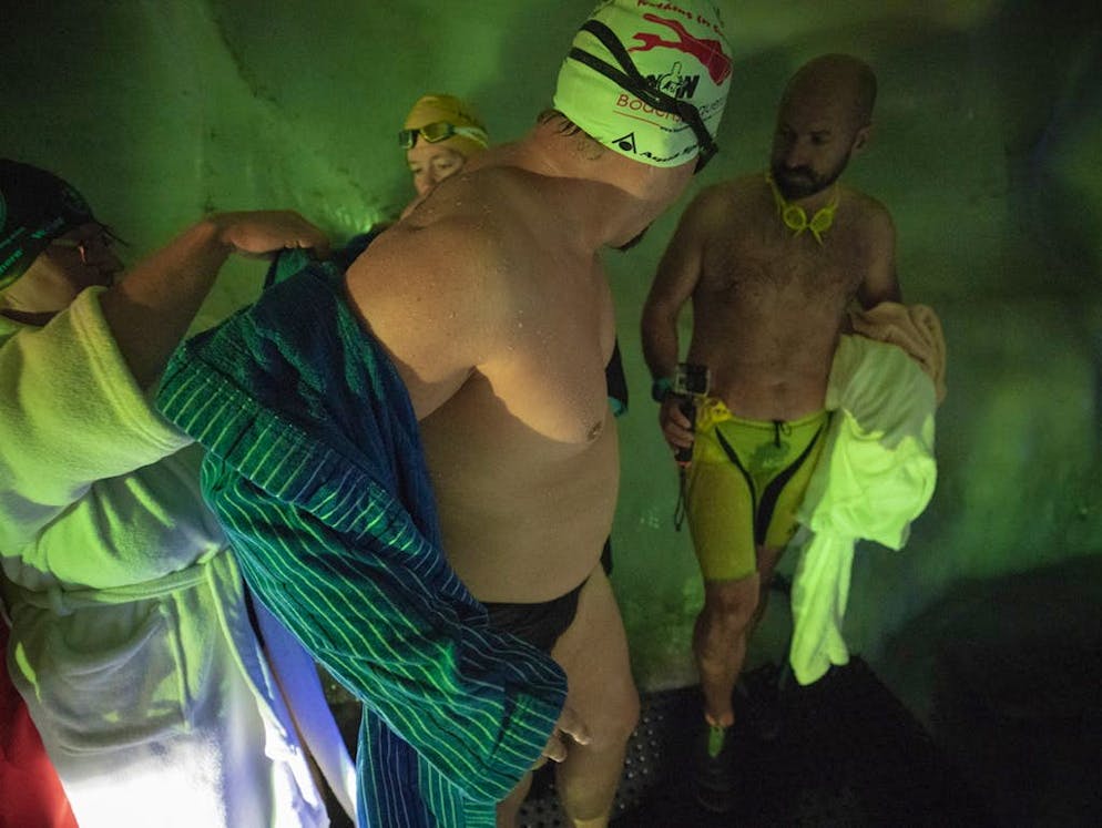 Plaisir givré: nager dans le lac d’un glacier en Autriche. Seuls quelques endurcis se débarrassent de leurs vêtements et osent sauter dans l’eau glacée.