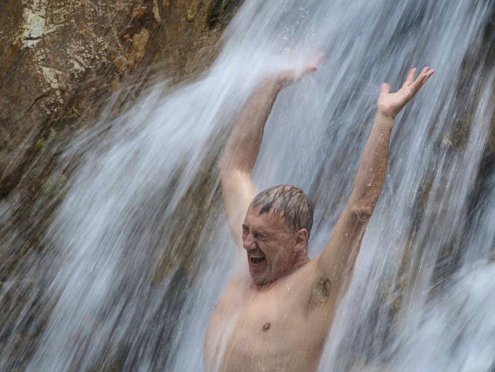 Plaisir givré: nager dans le lac d’un glacier en Autriche. Même une douche sous une cascade fraîche procure une sensation de douceur.
