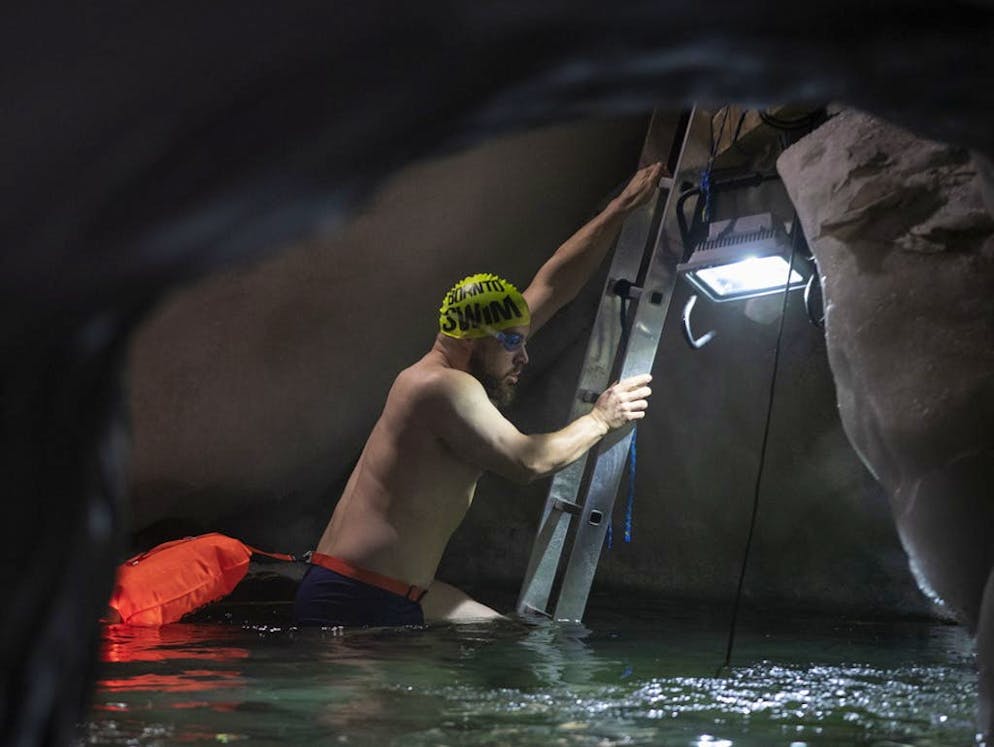 Plaisir givré: nager dans le lac d’un glacier en Autriche. L’infrastructure est bien pensée. Le lac de glace d’Hintertux est le site d’entraînement officiel des meilleurs nageurs en eau glacée au monde.