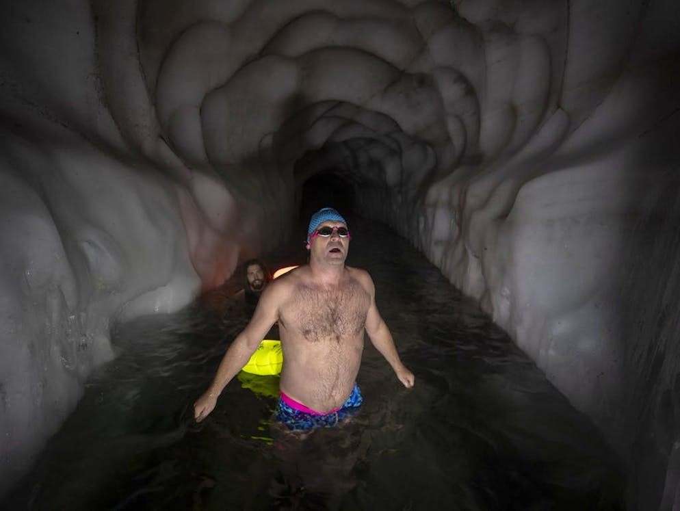 Plaisir givré: nager dans le lac d’un glacier en Autriche. Avec la chaleur que l’on connaît cet été, nul doute qu’un petit rafraîchissement sous terre est le bienvenu.