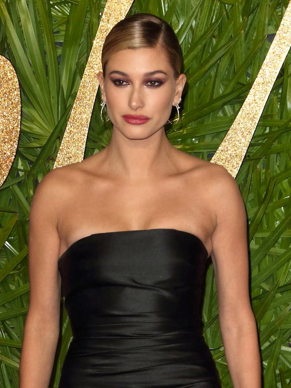 Hailey Baldwin en 10 looks. La mini-robe tube, il faut oser mais ça ne refroidit pas Hailey Baldwin. Elle met la barre toujours plus haut lorsqu'il s'agit d'être glamour.