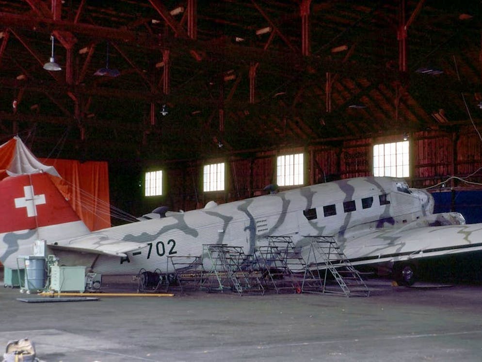 Gli aerei della Ju-Air. L'A-702, noto anche come HB-HOT, era relativamente noto. In particolare, il Ju-52 è stato visto come aereo nazista nel film «Operazione Valchiria», che racconta la storia del colonnello tedesco Claus von Stauffenberg, e nel film «Dove osano le aquile». In questo thriller di spionaggio del 1968, sfoggiava l’equipaggiamento mimetico invernale delle forze aeree svizzere, come in questa foto d'archivio del 1984.