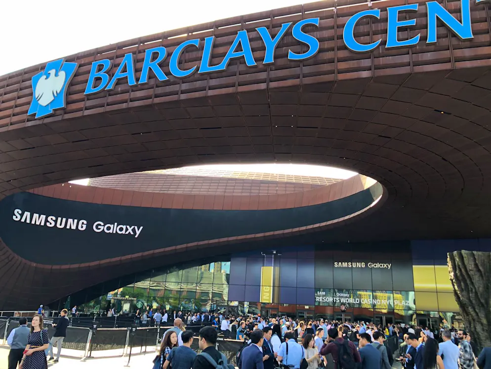 Im Barclays Center in Brooklyn, wo sich sonst NBA-Stars messen, findet die «Unpacked»-Präsentation statt.