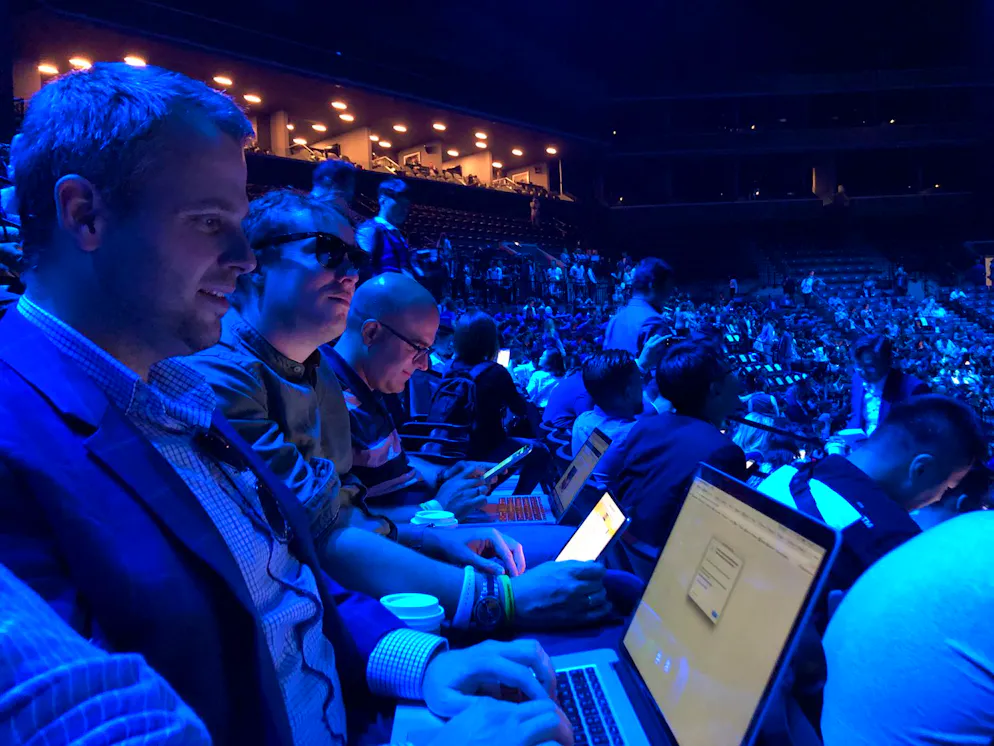 Bluewin-Redaktor Pascal Landolt (l.) und Kollegen warten gespannt auf den Beginn der Präsentation und kämpfen mit dem WLAN.