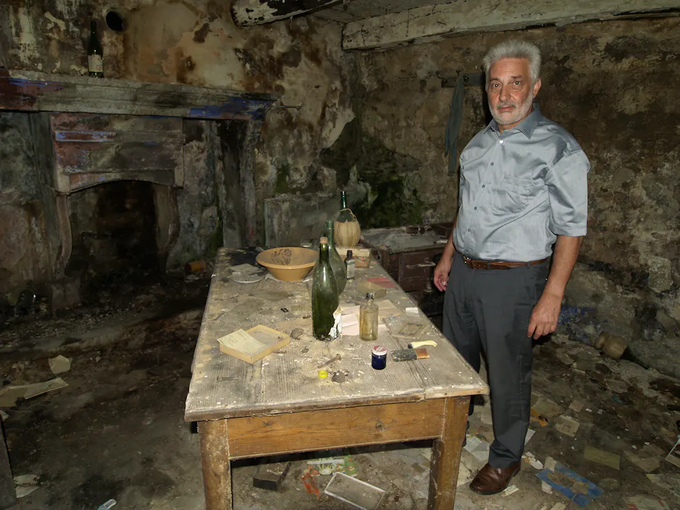 Il presidente della Fondazione Corippo, Fabio Giacomazzi, all'interno della sala da pranzo di una casa abbandonata, che sarà trasfromata in stanza per gli ospiti dell'albergo.
