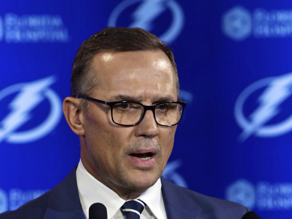 Direktor und Manager. NHLLegende Steve Yzerman hört in Tampa Bay auf.