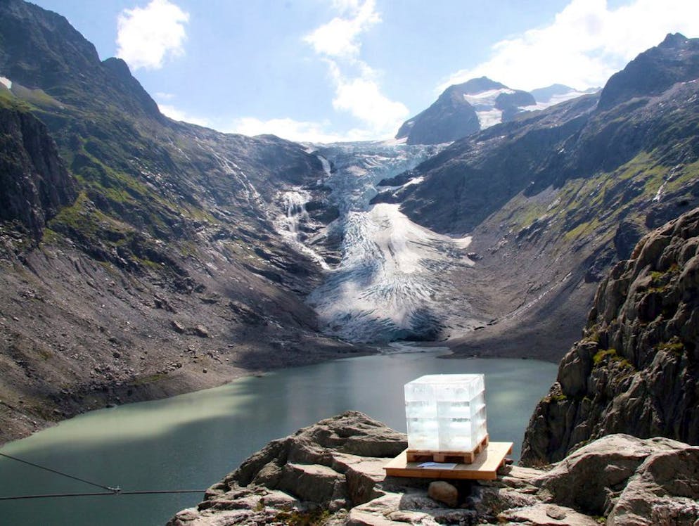 Zur Veranschaulichung der Gletscherschmelze wurde im August 2009 auf dem Triftgletscher im Haslital im Berner Oberland ein 730 Kilogramm schwerer Eisblock Sonne und Wind ausgesetzt. Das Abschmelzen konnte auf einer Webcam betrachtet werden.