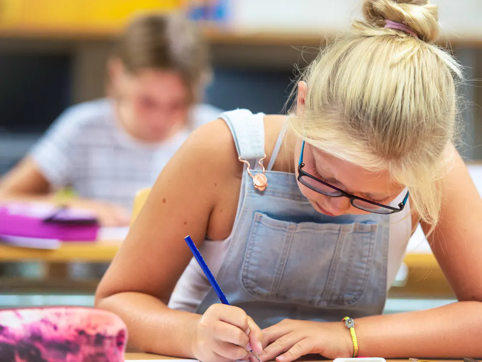 Schadet uns eine dauerhafte Sommerzeit?. Schüler und Studenten hätten kaum noch Zeit, Gelerntes im Schlaf zu verarbeiten - eine dauerhafte Sommerzeit könnte also dümmer machen.