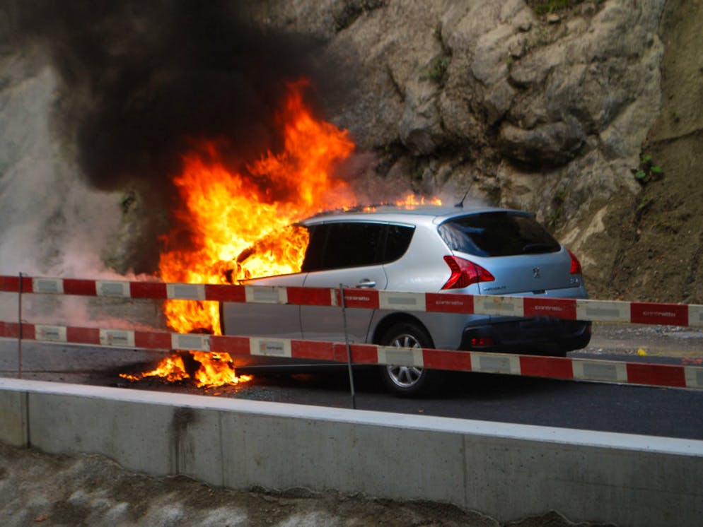 Branddetektive untersuchen nun den Fall.
