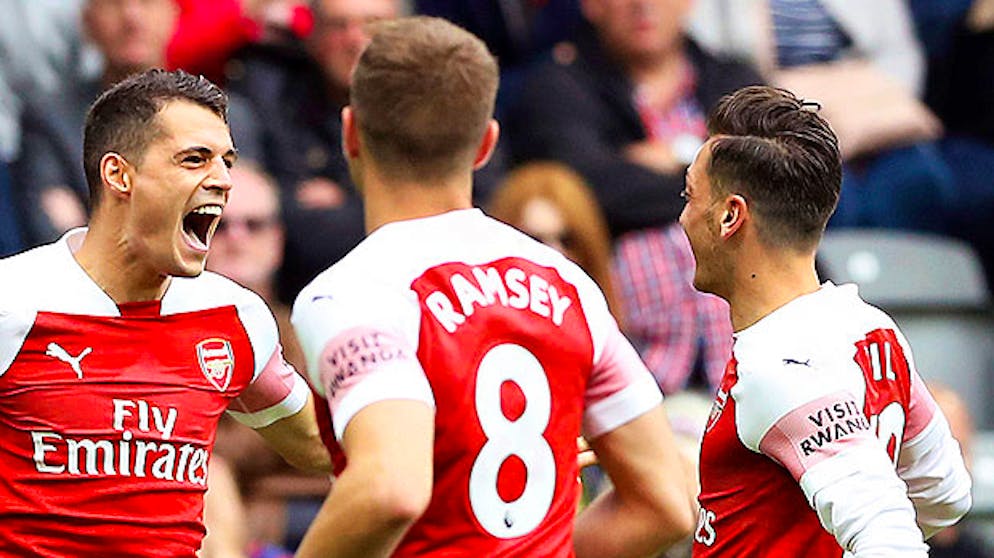 Xhaka (à gauche) est félicité par Ramsey et Oezil
