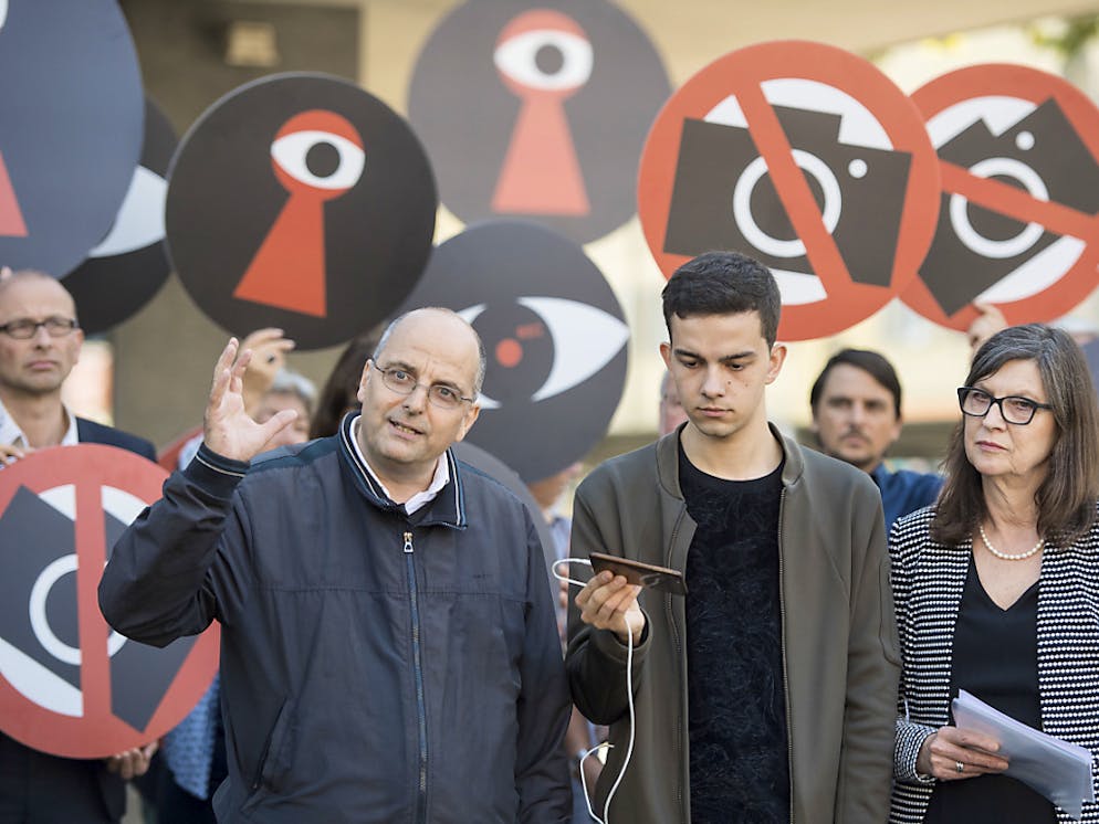 Philip Stolkin, Dimitri Rougy und SP-Nationalrätin Silvia Schenker waren sich am Montag zum Start der Abstimmungskampagne gegen das Gesetz zur Überwachung von Sozialversicherten vor dem Hauptsitz der CSS Versicherung in Luzern einig: Sie wollen der "willkürlichen Überwachung" den Riegel schieben.