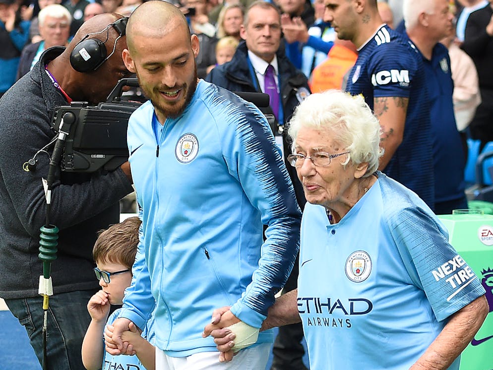 Vera Cohen begleitet ManCity-Star David Silva aufs Feld.