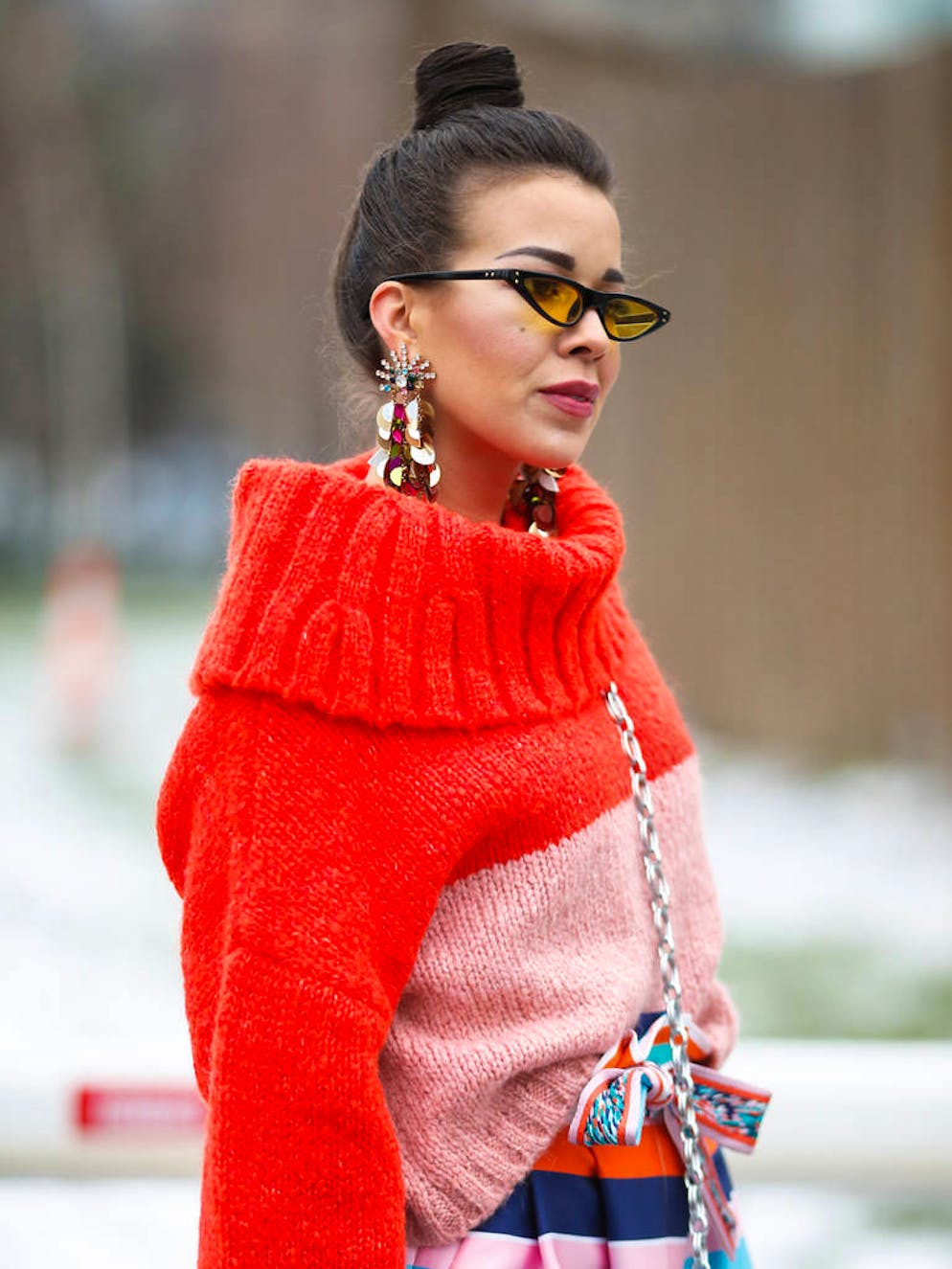 Le pull grosse maille: votre allié mode de la rentrée. Le col XXL est un must des pulls grosse maille. On ose l'extravagance qui dévoilera nonchalamment une épaule pour un effet sexy.