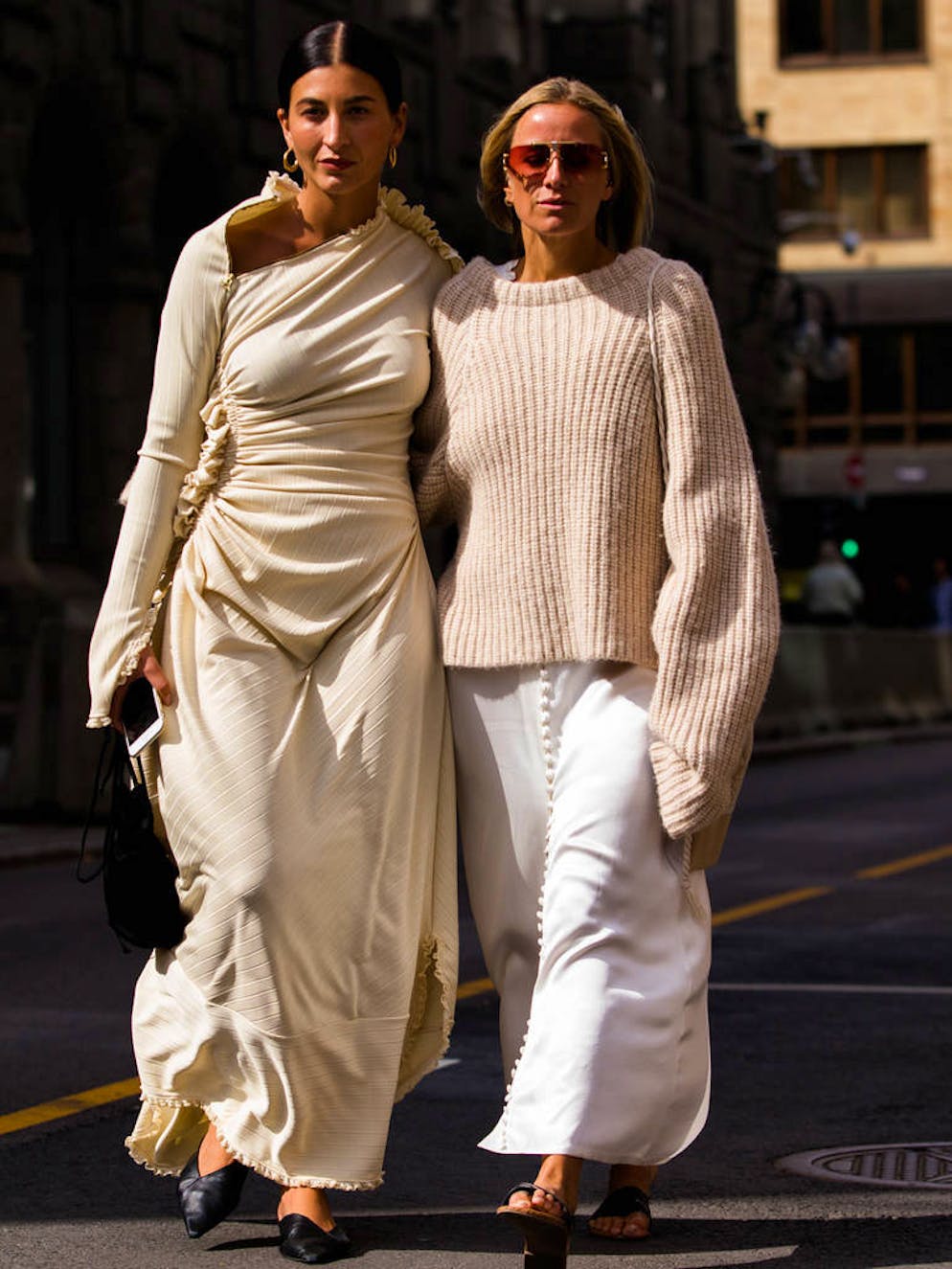 Le pull grosse maille: votre allié mode de la rentrée. Pas envie de sortir de sous la couette ? Le pull grosse maille vous offre à la fois confort et hype. Pour un style casual, on opte pour une teinte naturelle.
