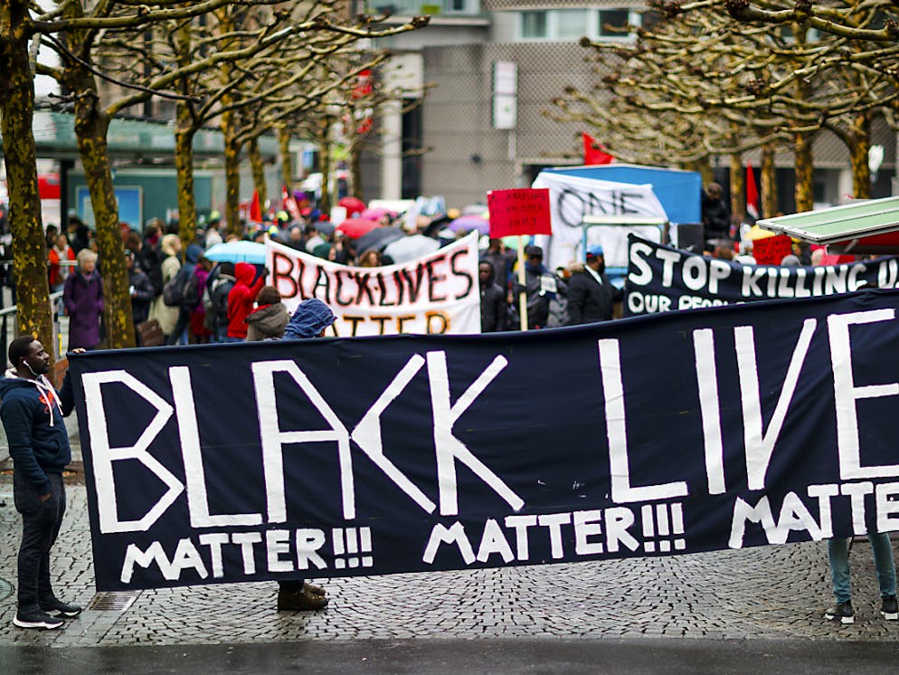 Nach dem Tod des Nigerianers marschierten rund 500 Menschen durch Lausanne. Sie warfen der Polizei vor, aus rassistischen Motiven Gewalt gegen Schwarze anzuwenden. (Archivbild)