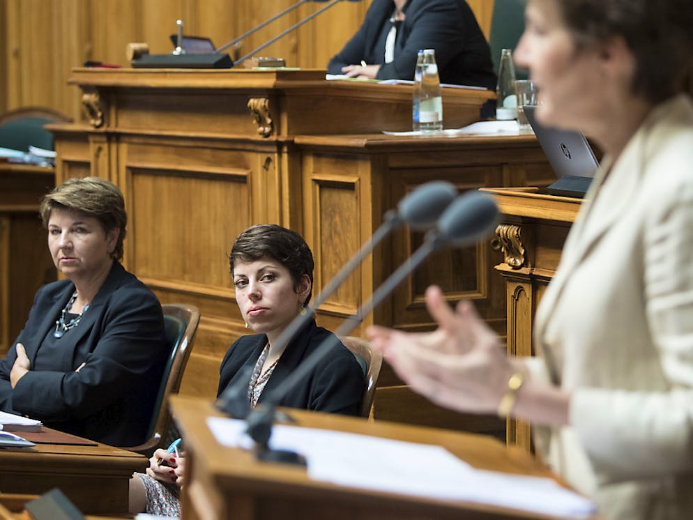 La ministre de la justice Simonetta Sommaruga a défendu mardi au Conseil national la loi protégeant les victimes de violence domestique et de harcèlement moral, sous l'oeil de Viola Amherd (PDC/VS) et Lisa Mazzone (Verts/GE), membres de la commission.
