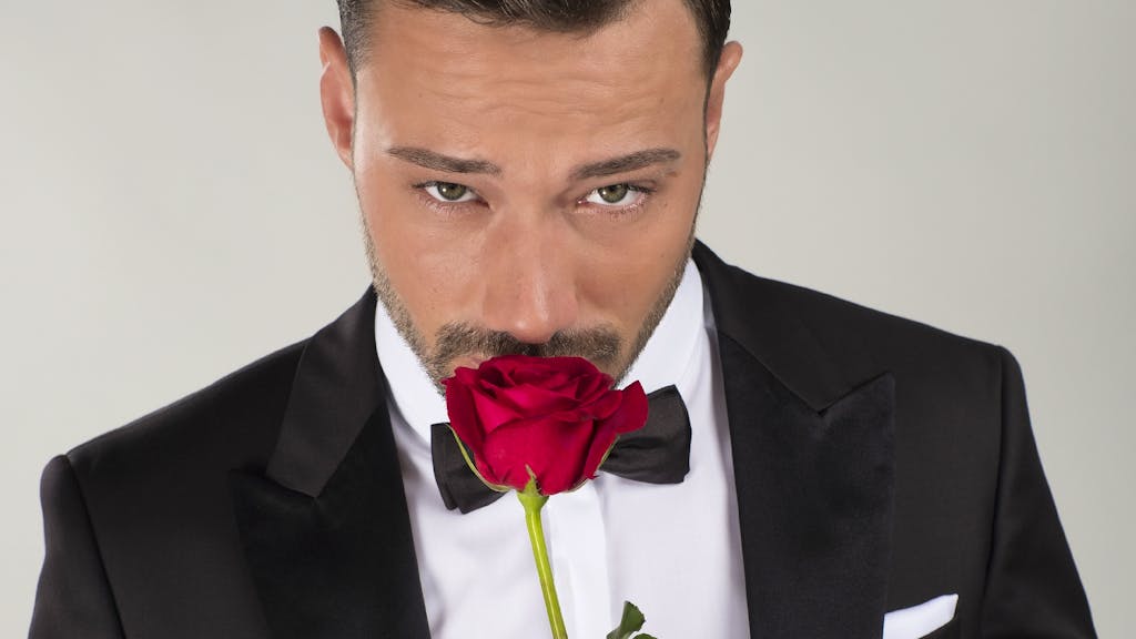 Finanzen und Frauen sind sein Ding. Der neue Bachelor kommt aus dem Aargau