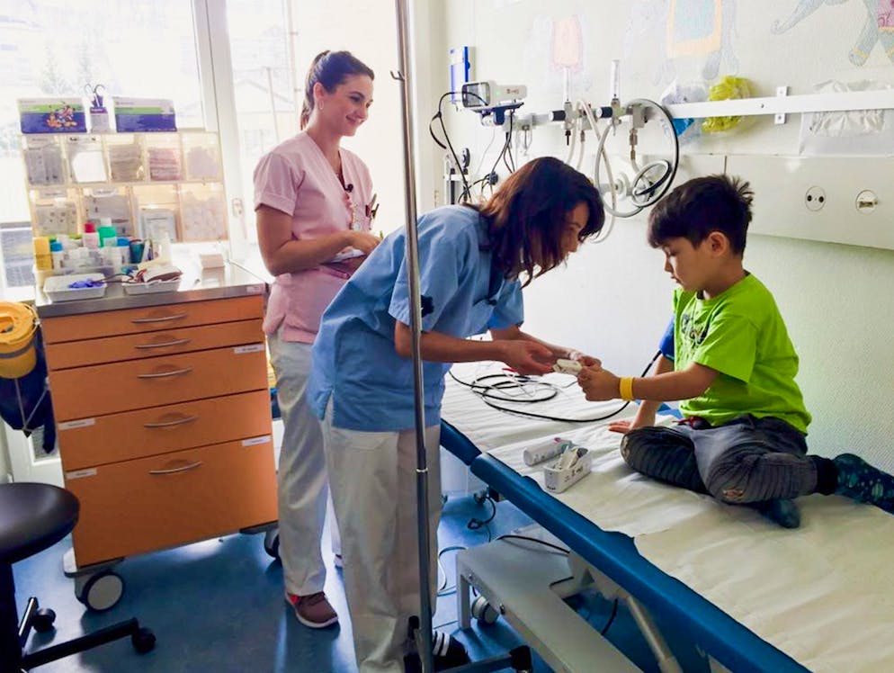 Mohamed aus Afghanistan ist einer der kleinen Patienten, die Mona Vetsch (Mitte) auf der Station traf. Er wird behandelt, weil er an einer Blutkrankheit leidet.