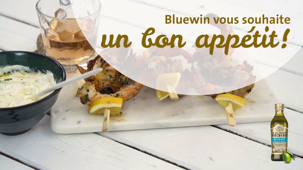 «Blue Kitchen» à la méditerranéenne. Brochettes de crevettes grillées aux herbes