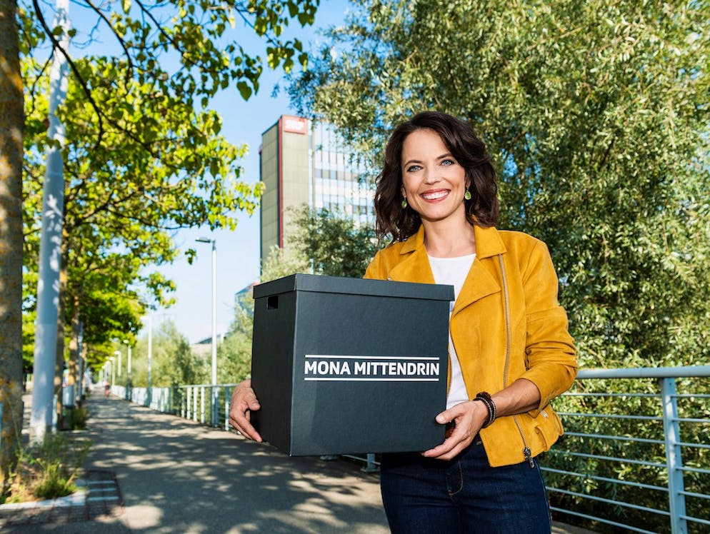 In der «Mona mittendrin»-Box findet die Moderatorin Hinweise, die sie aus ihrer Komfortzone heraus locken.