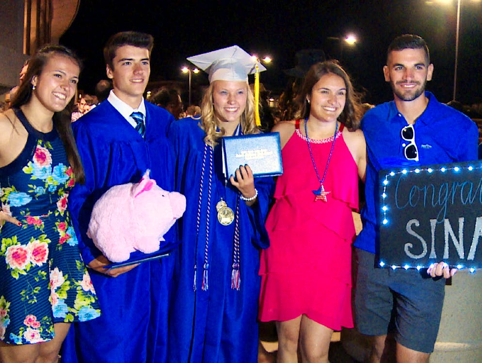 «SRF bi de Lüt – Heimweh». Sina Arnold (Mitte) mit ihrer Schwester Celia, Freund Brent, Schwester Jana und deren Freund Tavin (v.l.) an ihrer High School Graduation in Reno.