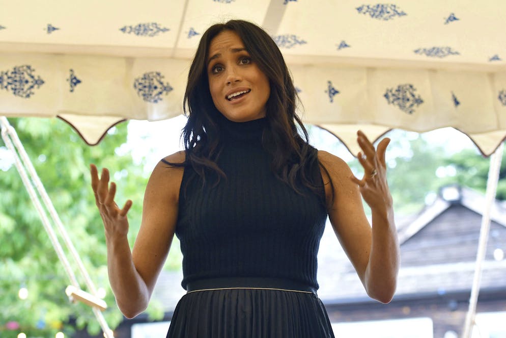 Meghan: visite de sa mère pour son premier projet solo. En dessous, elle portait une jupe plissée Misha Nonoo et un col roulé Tuxe.
