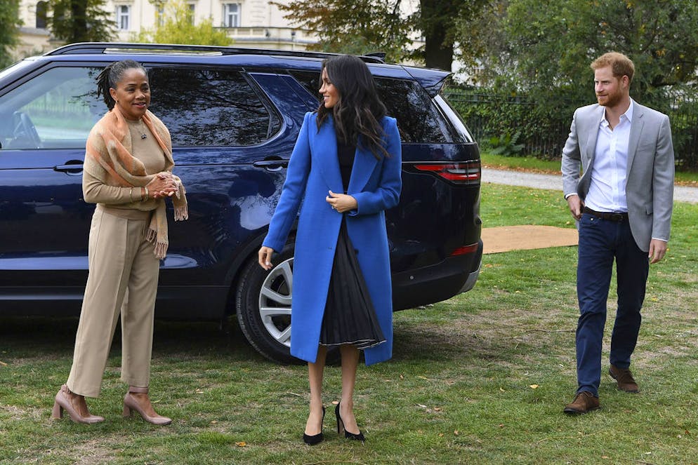 Meghan: visite de sa mère pour son premier projet solo. Pour l'occasion, la duchesse de Sussex avait opté pour un manteau bleu signé Smythe (marque canadienne)...