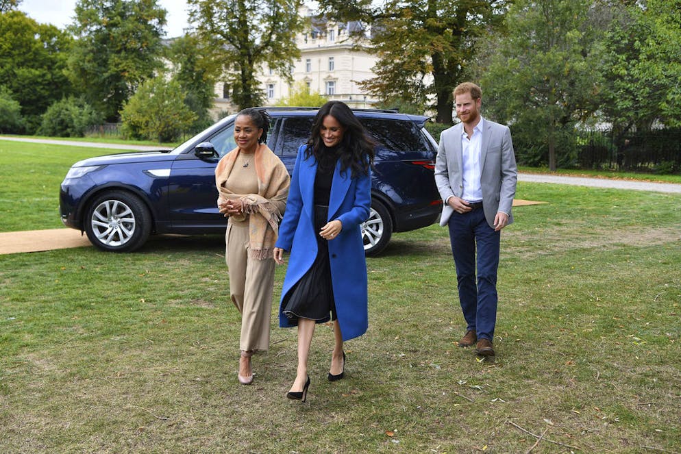 Meghan: visite de sa mère pour son premier projet solo. Pas question de ne pas passer chaque moment avec sa mère qui vit toujours à Los Angeles.