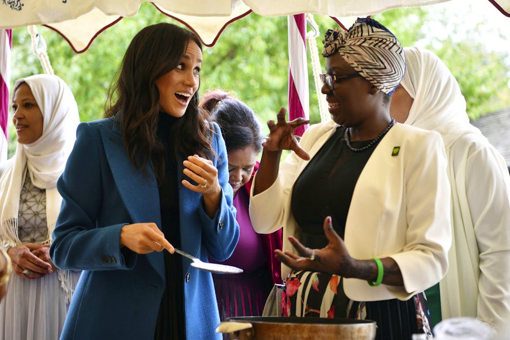Meghan: visite de sa mère pour son premier projet solo. Ce lancement s'est fait dans la bonne humeur au palais de Kensington où Meghan a reçu les femmes qui ont participé au projet et qui apparaissent dans le livre dont les bénéfices seront reversés aux victimes des flammes de la Grenfell Tower.