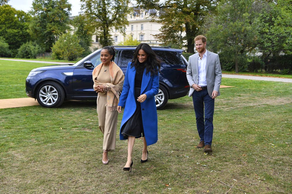 Meghan: visite de sa mère pour son premier projet solo. Meghan Markle était souriante en ce 20 septembre. Pour le lancement de son livre "Together : Our Community Cookbook", son premier projet caritatif solo, elle a pu compter sur le prince Harry mais aussi... sur sa mère Doria Ragland arrivée de L.A. quelques jours plus tôt...