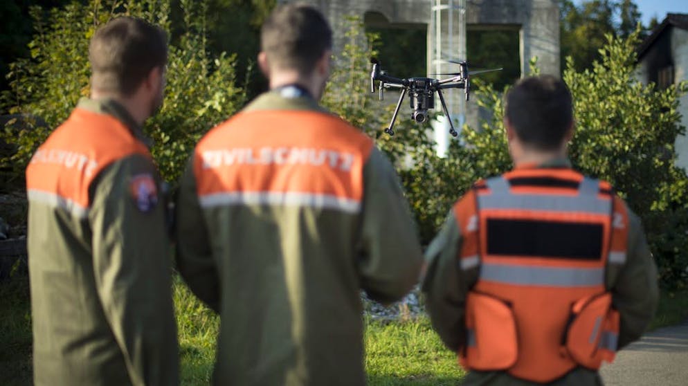 La protection civile mise sur les drones et forme des pilotes à leur utilisation. Trio de choc: le pilote, le caméraman et l'opérateur radio se préparent pour l'exercice. Une fois les vérifications de mise effectuées, le drone est «ready to fly».