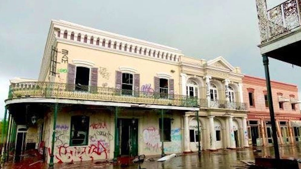 Beeindruckende Ruinen – der Trend um Lost Places. Auch wenn der verlassene Erlebnispark Six Flags in New Orleans zum Erkunden einlädt, ist es hier doch gefährlicher als gedacht: In den Gewässern tummeln sich die Alligatoren.