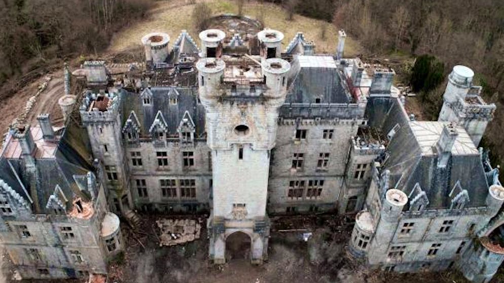 Beeindruckende Ruinen – der Trend um Lost Places. In der Nähe von Houyet, Belgien, steht im Wald ein verlassenes Schloss.
