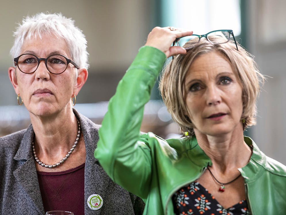 Les jeunes et les femmes ont été plus nombreux à soutenir les initiatives pour des aliments équitables et la souveraineté alimentaire que les hommes et les seniors. Sur la photo, Regina Fuhrer-Wyss, présidente de l'association des petits paysans et la conseillère nationale Maya Graf (Verts/BL).