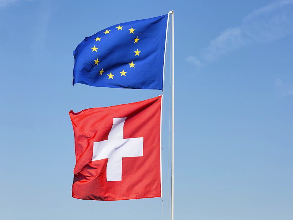 La plupart des Suisses approuvent un accord-cadre avec l'Union européenne, selon un sondage. Seuls les partisans de l'UDC lui disent nettement non (photo symbolique).