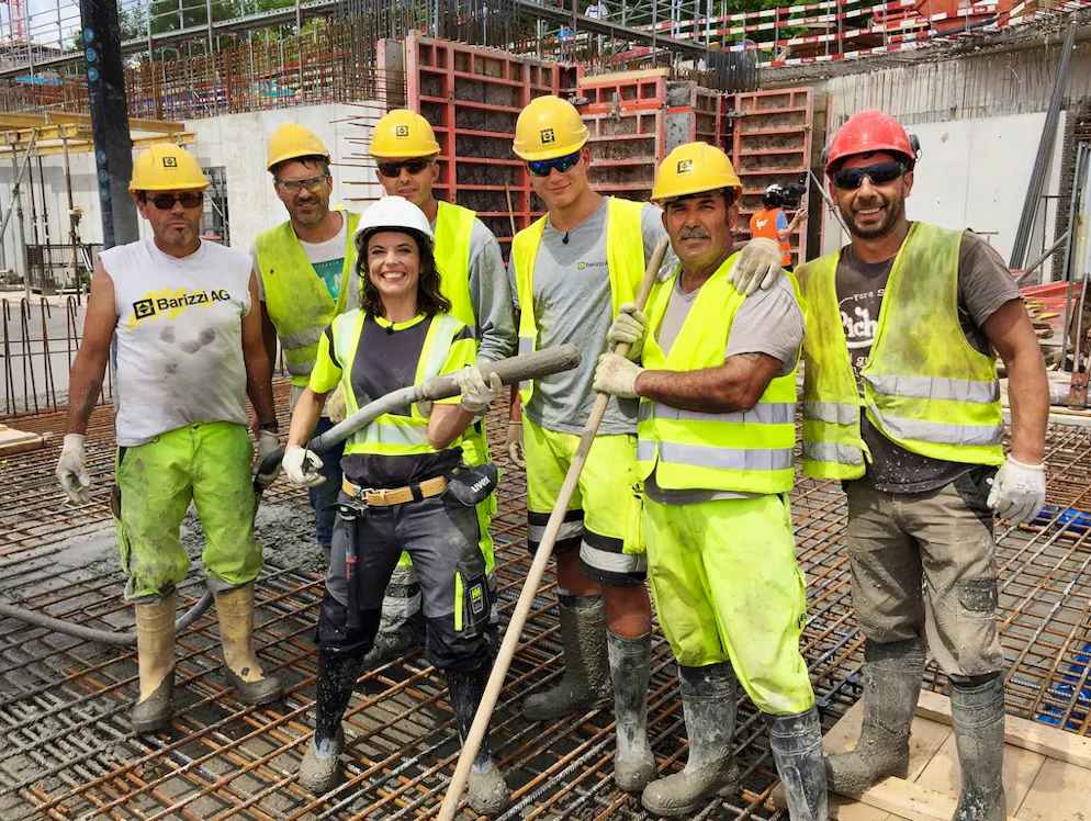 «Mona mittendrin»: Allein unter Bauarbeitern. Maurern, Schalen, Eisen legen - die zierliche Moderatorin wurde auf der Baustelle ganz schön gefordert. Die Rückenschmerzen liessen nicht lange auf sich warten.