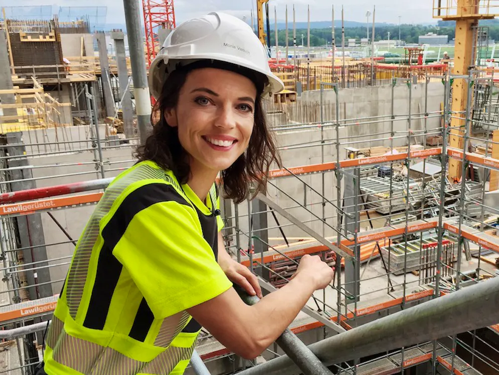 «Mona mittendrin»: Allein unter Bauarbeitern. Mona Vetsch war diese Woche mittendrin auf der grössten Hochbaustelle der Schweiz: Der «Circle» entsteht am Flughafen in Zürich.