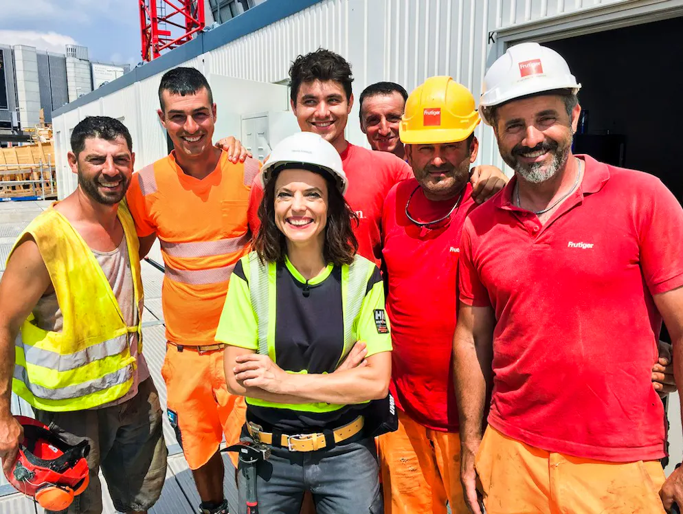 «Mona mittendrin»: Allein unter Bauarbeitern. Als einzige Frau unter lauter Männern packte Mona Vetsch drei Tage lang auf der grössten Hochbaustelle der Schweiz mit an.
