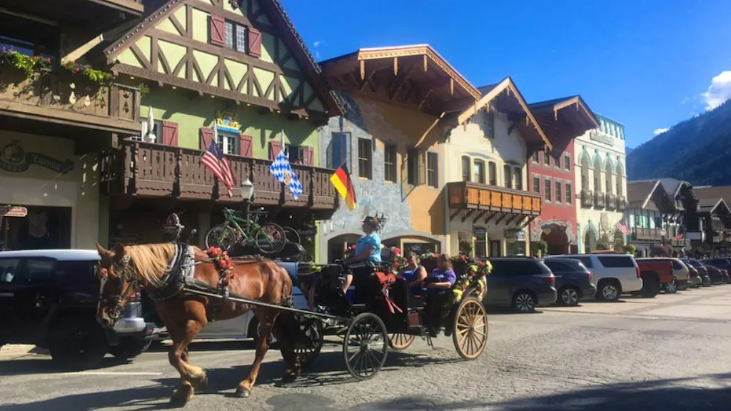 Holzschnitzerei, Nussknacker und Tracht. Bayerischer als ein bayerisches Dorf: Leavenworth in den USA