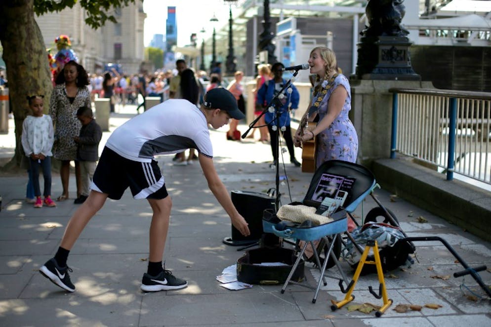 Les dons affluent encore en pièces de monnaie pour les artistes de rue, mais aussi dorénavant par lecteur de carte sans contact. A Londres le 1er septembre 2018