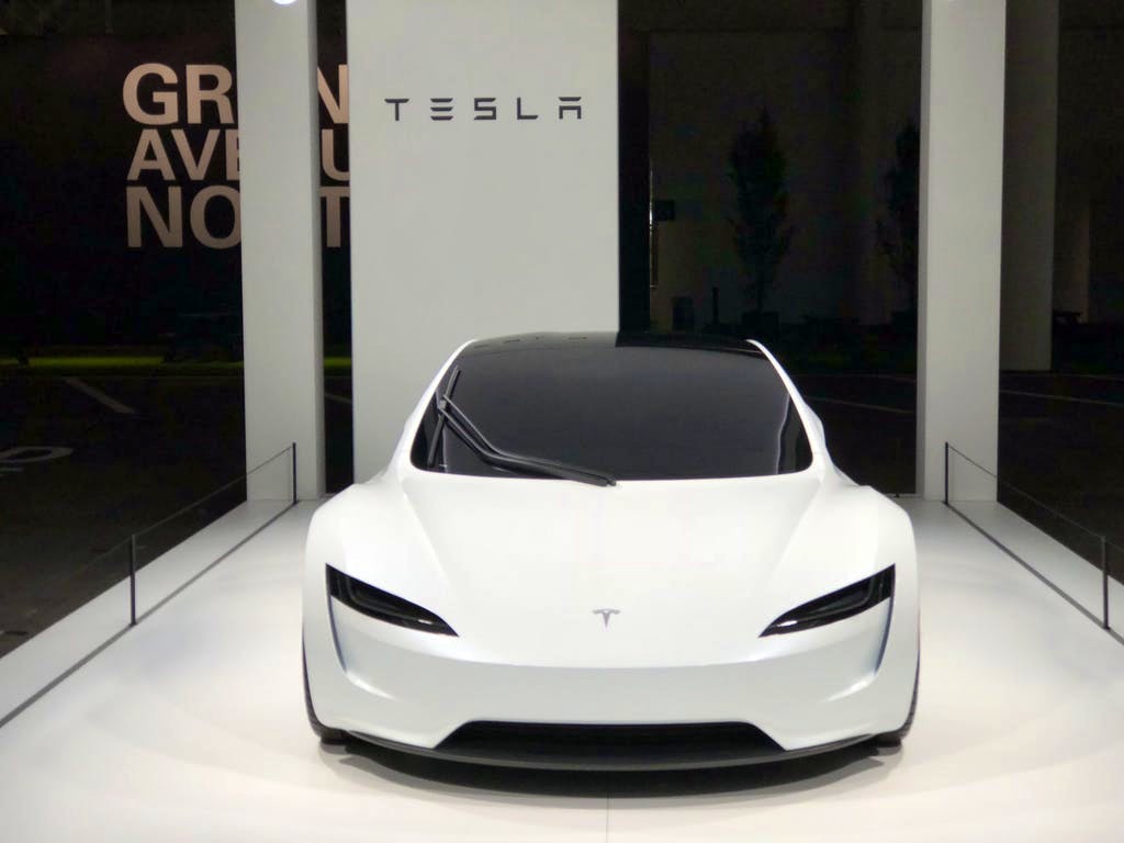 Debutto Europeo Tesla Presenta La Sua Nuova Roadster Al