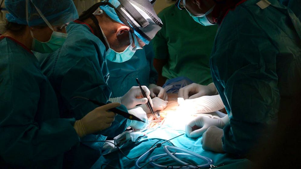 Nach einem Eingriff an der Hirslanden-Klinik in Zürich verstarb ein Patient. Die zwei beteiligten Ärzte müssen sich heute vor Gericht wegen des Verdachtes der fahrlässiger Tötung verantworten.