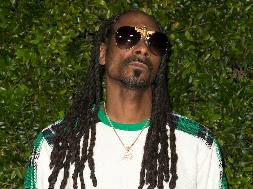 Spettacolo Snoop Dogg adotta un cane abbandonato blue News